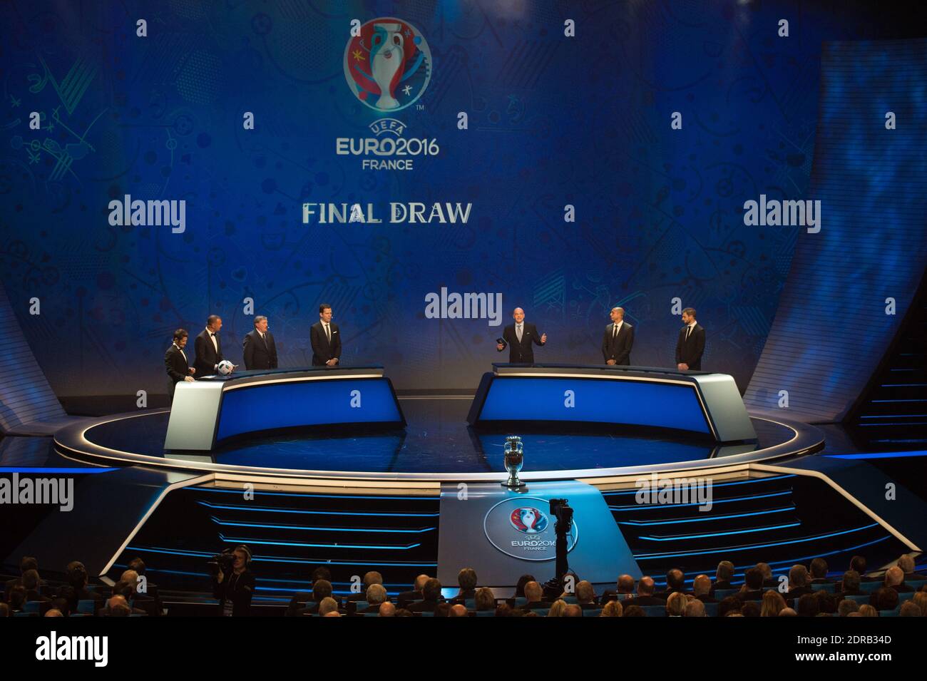 Vista generale durante il sorteggio finale Euro 2016 del calcio, il 12 dicembre 2015, al Palais des Congrès, Parigi, Francia. Foto di Henri Szwarc/ABACAPRESS.COM Foto Stock