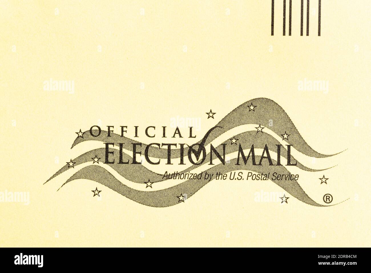Vidalia, Georgia, USA - 16 dicembre 2020 - una macro shot del logo ufficiale delle elezioni americane stampato sulla copertina di una busta gialla. Foto Stock