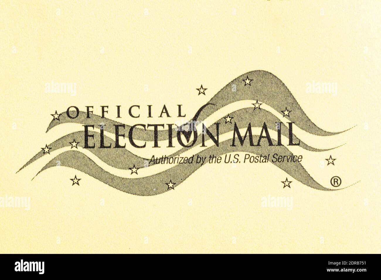 Vidalia, Georgia, USA - 16 dicembre 2020 - una macro shot del logo ufficiale delle elezioni americane stampato sulla copertina di una busta gialla. Foto Stock