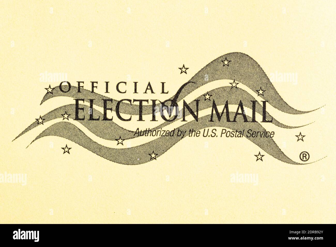 Vidalia, Georgia, USA - 16 dicembre 2020 - una macro shot del logo ufficiale delle elezioni americane stampato sulla copertina di una busta gialla. Foto Stock