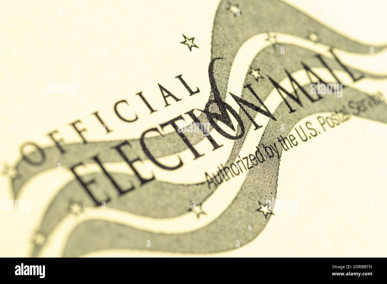 Vidalia, Georgia, USA - 16 dicembre 2020 - una macro shot del logo ufficiale delle elezioni americane stampato sulla copertina di una busta gialla. Foto Stock