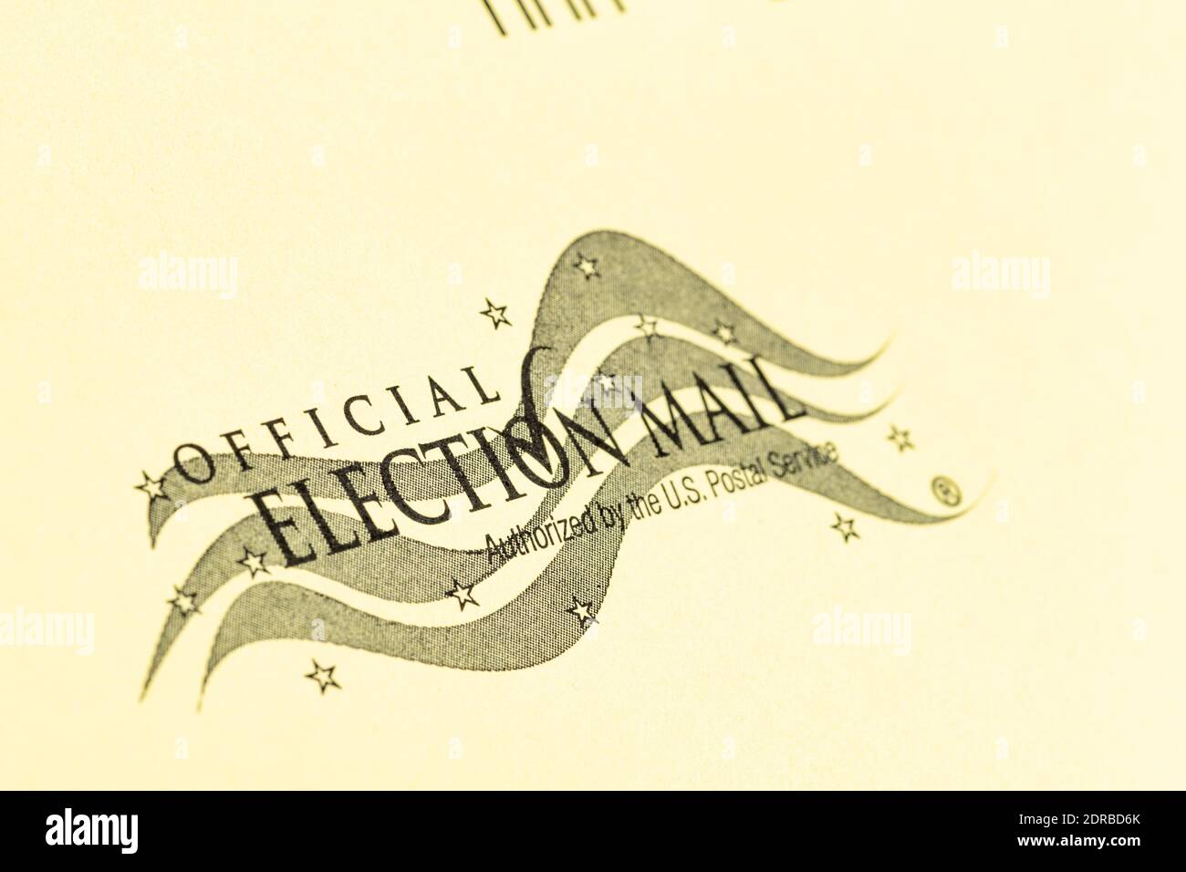 Vidalia, Georgia, USA - 16 dicembre 2020 - una macro shot del logo ufficiale delle elezioni americane stampato sulla copertina di una busta gialla. Foto Stock