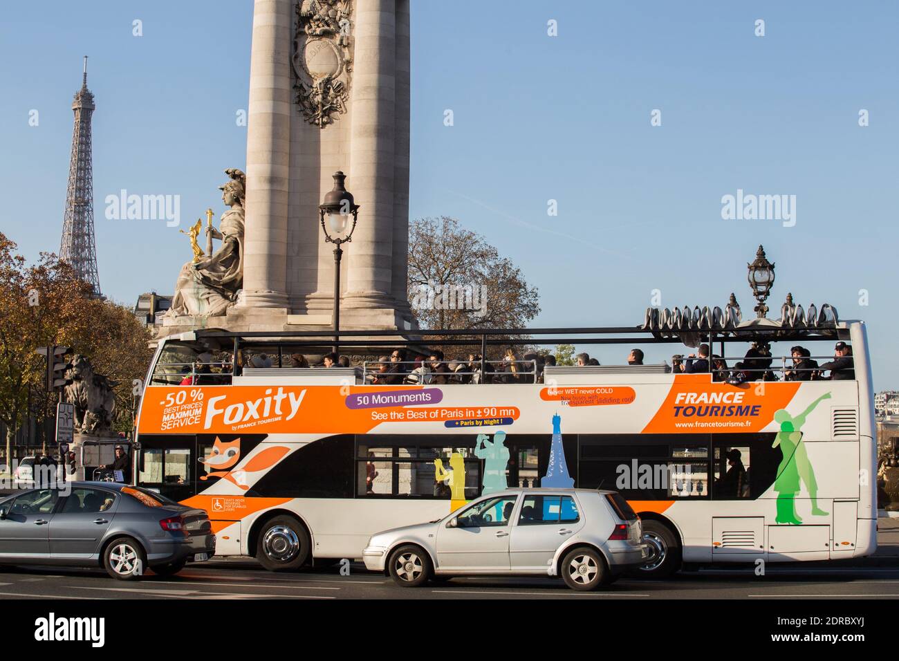 TOURISTES - - ATTENTATS A PARIGI - ILLUSTRAZIONI 'LA VIE CONTINUA' Foto di Nasser Berzane/ABACAPRESS.COM Foto Stock