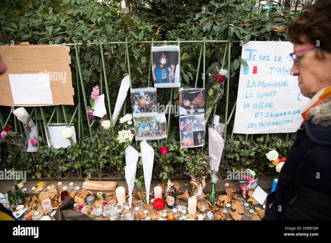 ATTENTATS A PARIS - LES HOMMAGES IT CONTINUA FOTO BY Nasser Berzane/ABACAPRESS.COM Foto Stock