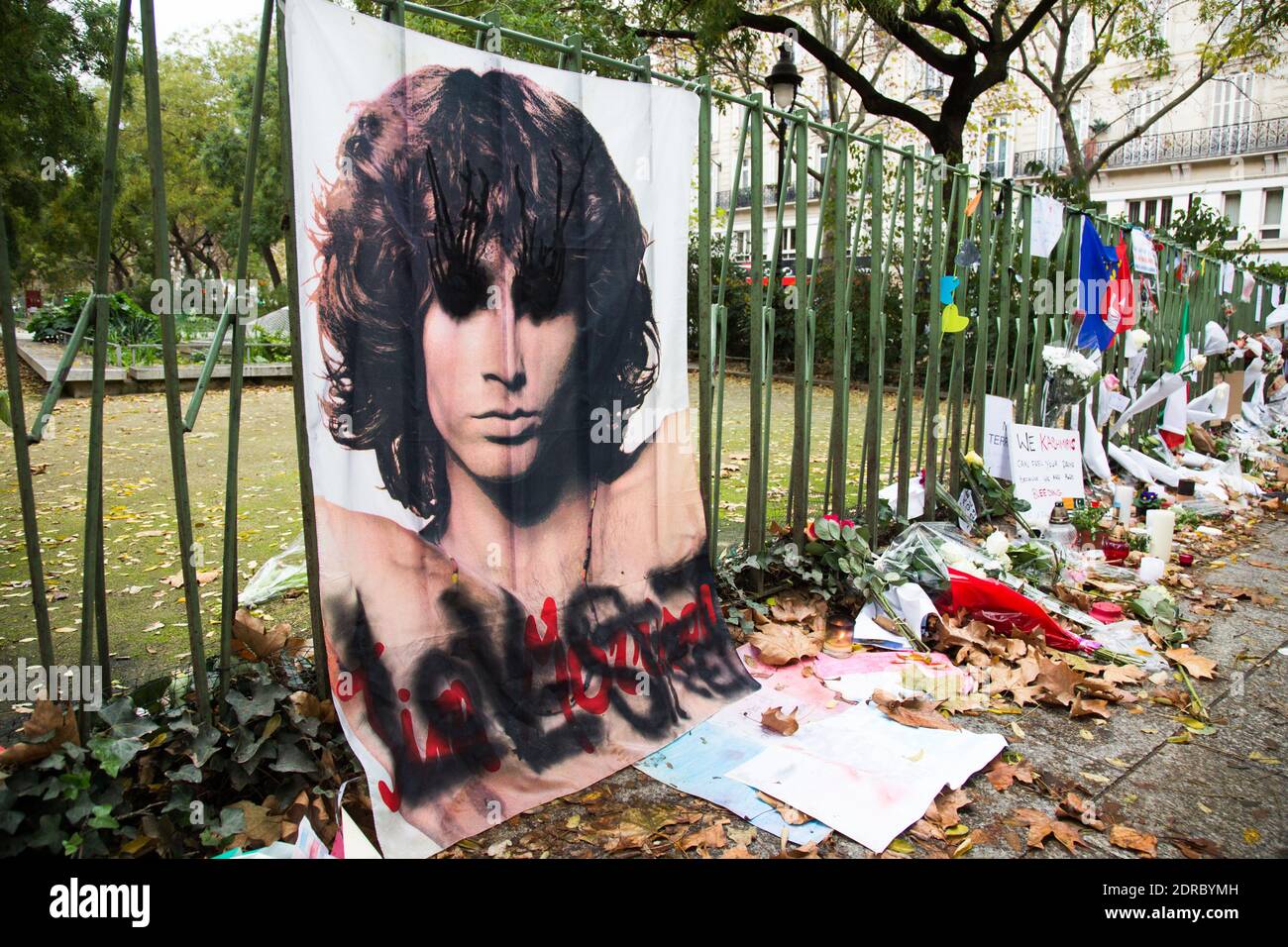 ATTENTATS A PARIS - LES HOMMAGES IT CONTINUA FOTO BY Nasser Berzane/ABACAPRESS.COM Foto Stock