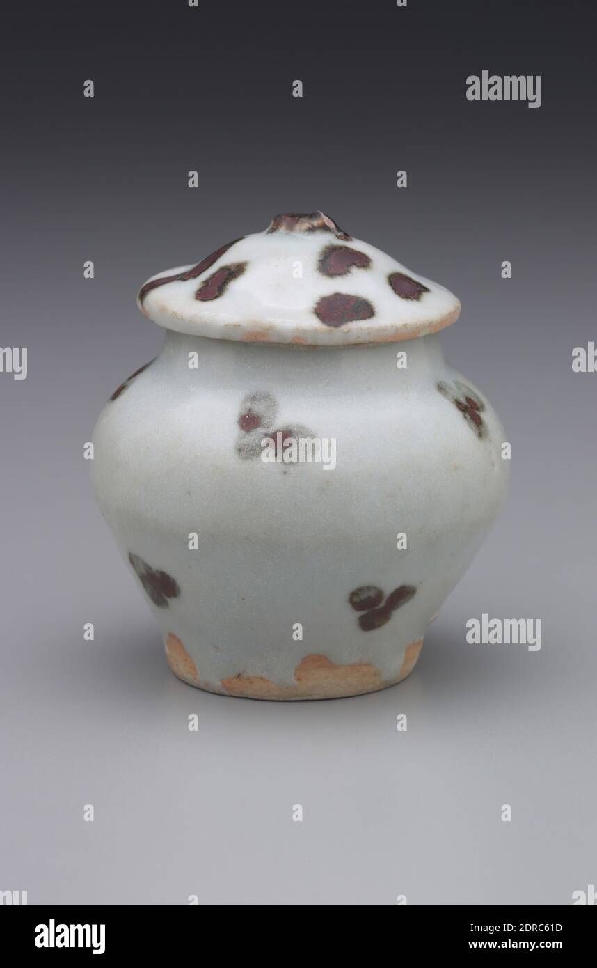 Vasetto, inizio 14 ° secolo, porcellana con ferro-ossido spruzzi sotto smalto (Qingbai ware)., 2 1/2 × 2 1/4 poll. (6.35 × 5.72 cm), Cina, cinese, dinastia Yuan (1279–1368), Containers - Ceramica Foto Stock