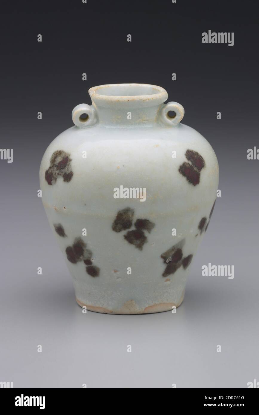 Vasetto, inizio 14 ° secolo, porcellana con ferro-ossido spruzzi sotto smalto (Qingbai ware), 3 1/8 × 3 pollici. (7.94 × 7.62 cm), Cina, cinese, dinastia Yuan (1279–1368), Containers - Ceramica Foto Stock
