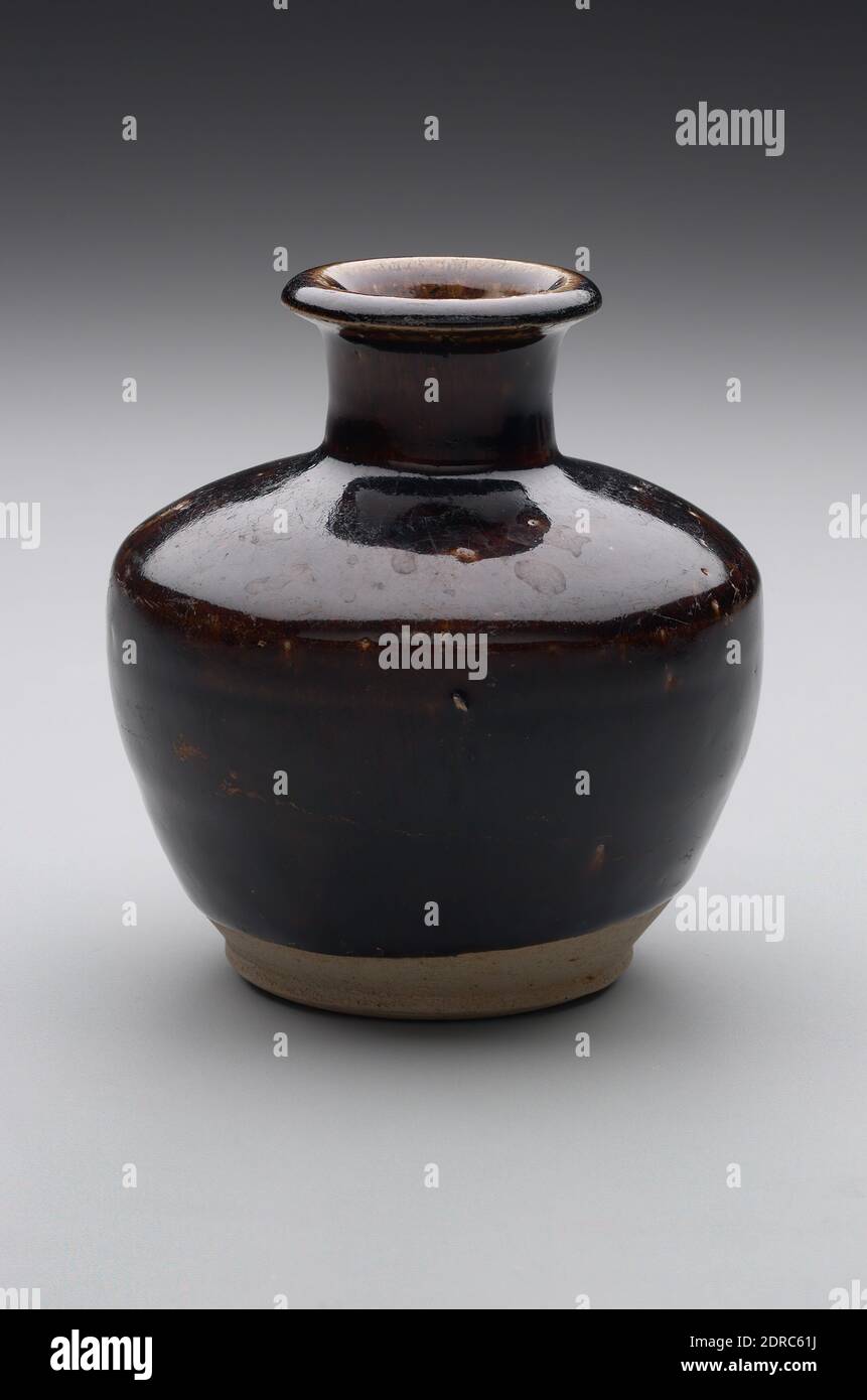 Bottiglia vaso, 13 ° secolo, gres con smalto marrone, probabilmente tipo Jian, 4 3/4 pollici. (12.1 cm), Cina, cinese, dinastia Song Meridionale (1126–1279), Containers - Ceramica Foto Stock