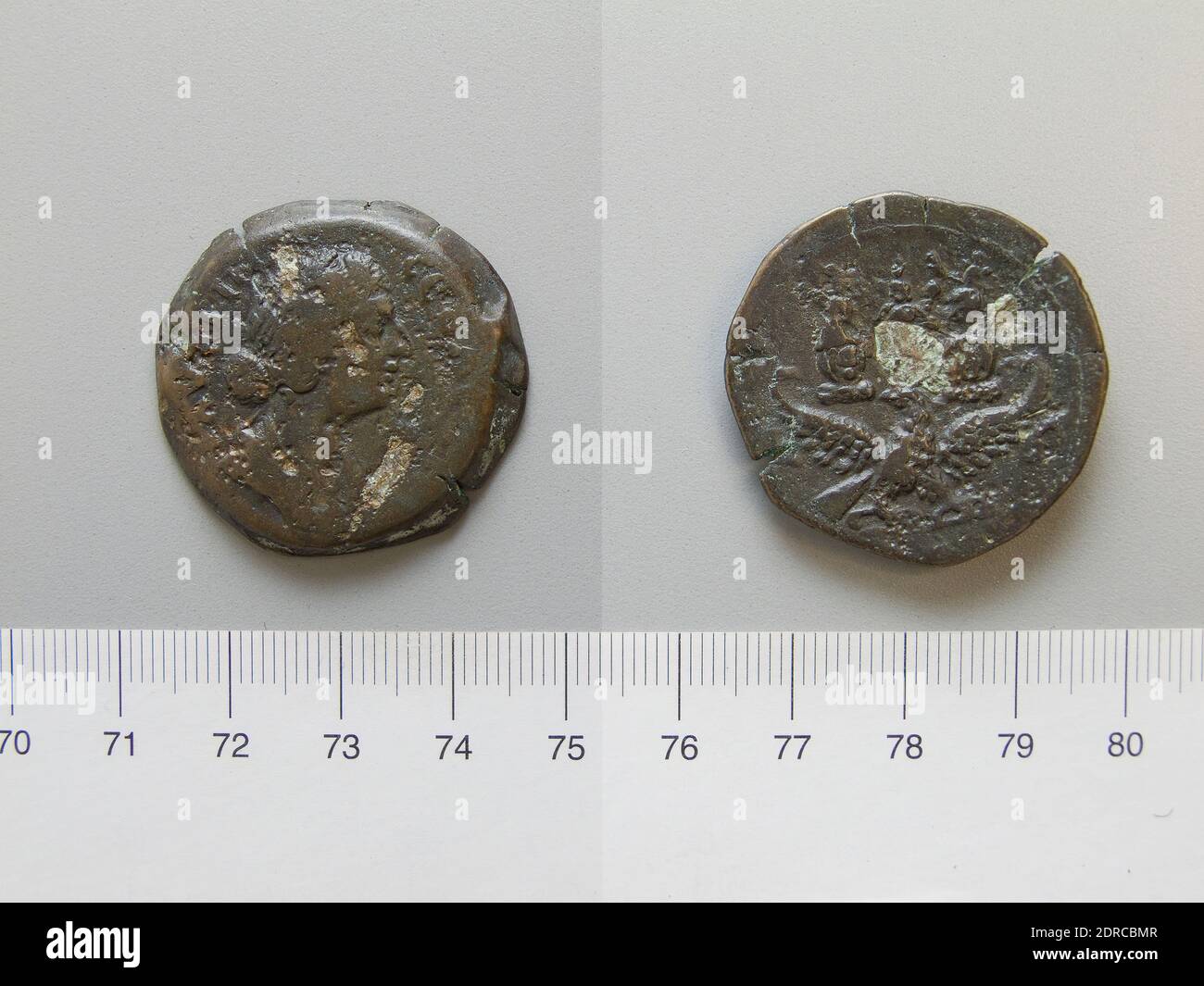 Mint: Alessandria, Onorando: Faustina II, imperatrice consorte di Marco Aurelio, romano, ca. 125–176, 1 dracm da Alessandria, 165–66, rame, 23.39 g, 12:00, 33 mm, Made in Alessandria, Egitto, Roman, II secolo d.C., Numismatica, Numismatica Foto Stock