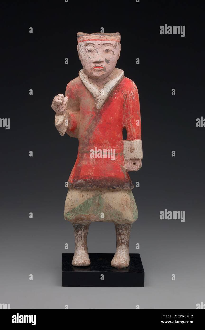 Soldato in piedi, metà II secolo a.C. E., Earteneria con pigmenti, 19 1/8 × 7 × 4 3/4 poll. (48.6 × 17.8 × 12.1 cm), prodotto in Cina, Asia orientale, Asia, cinese, dinastia Han occidentale (206 a.C. E.–8 C.E.), scultura Foto Stock