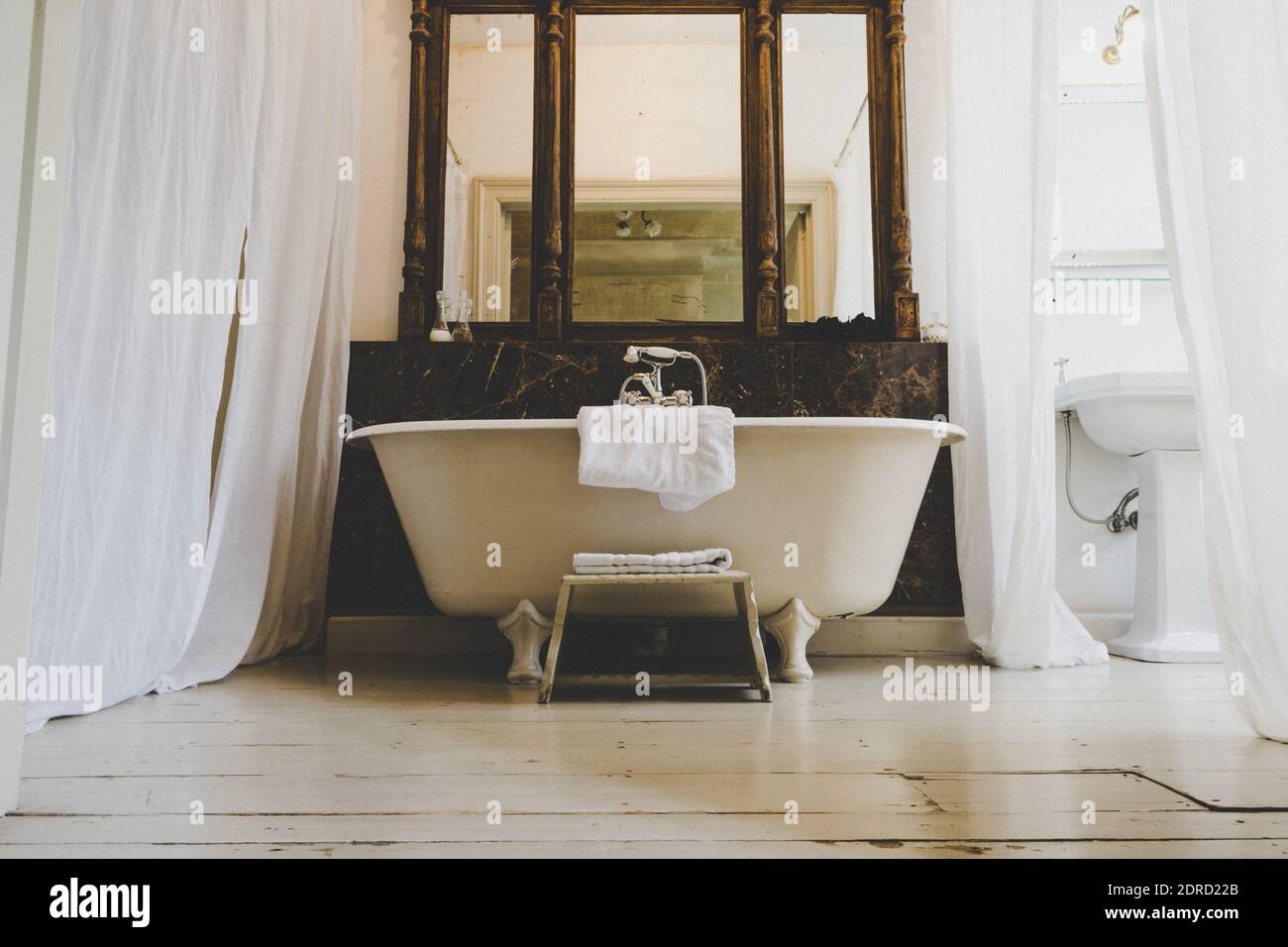 Vista ad angolo basso della vasca da bagno a casa Foto stock - Alamy
