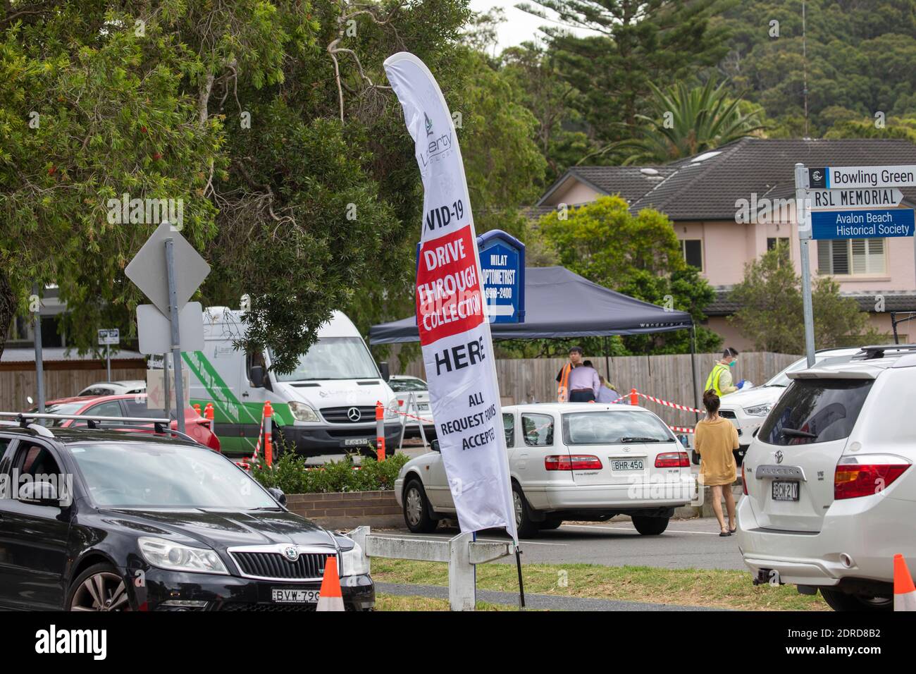 La covid australiana 19 guida attraverso la clinica di test ad Avalon Beach A Sydney dopo lo scoppio alla RSL e al club di bowlo Ad Avalon nel dicembre 2020 Foto Stock