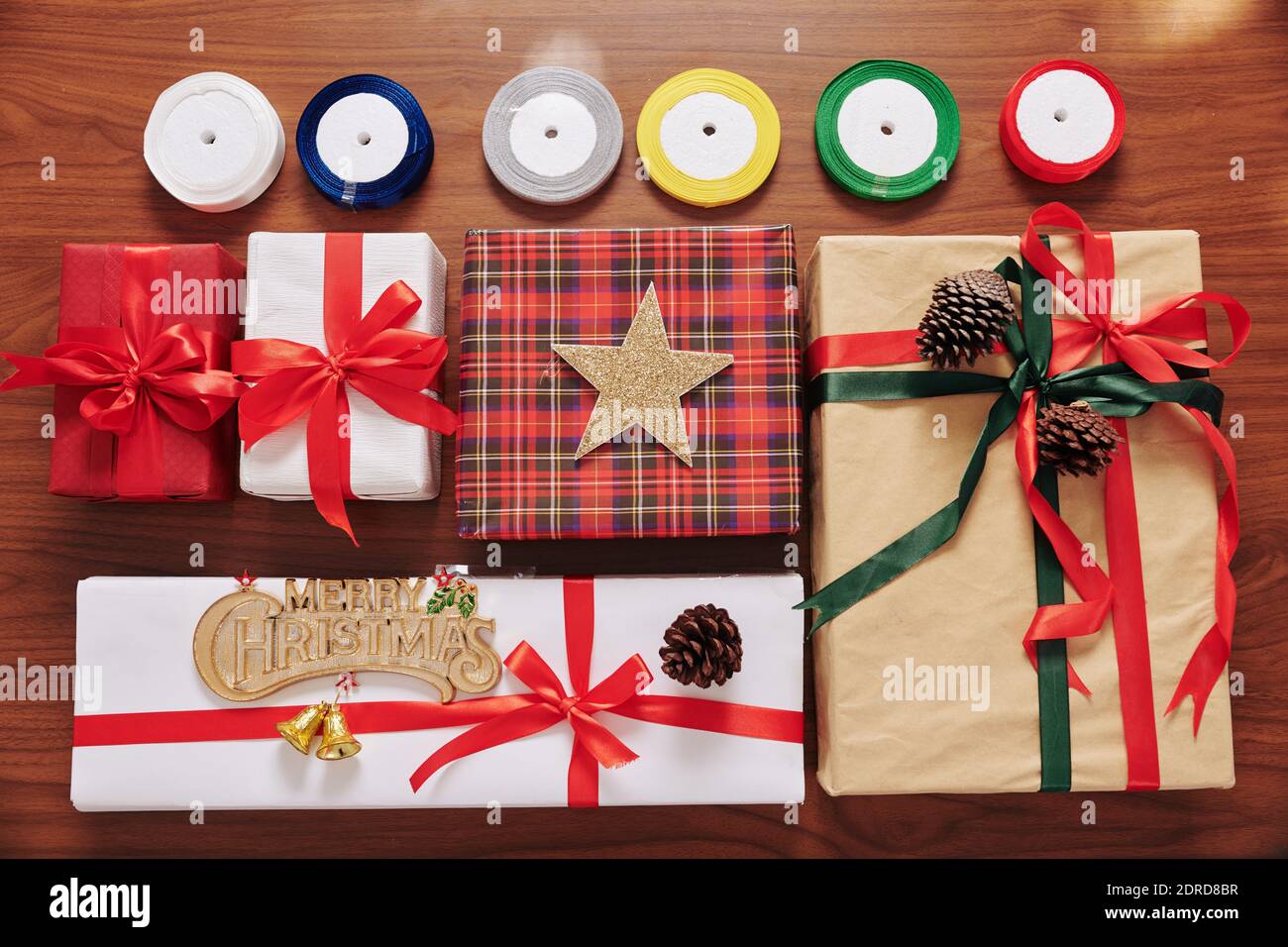 Avvolgere i regali di Natale Foto Stock