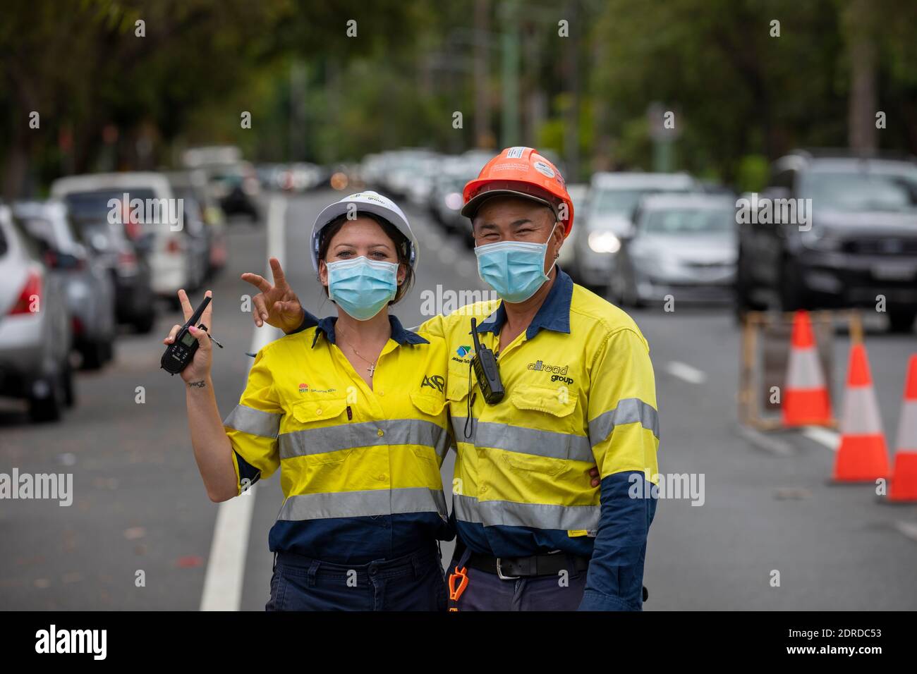 Avalon Beach Sydney covid focolaio, due lavoratori posa per le fotografie fanno parte del team di gestione del traffico presso la clinica covid, Sydney, Australia Foto Stock