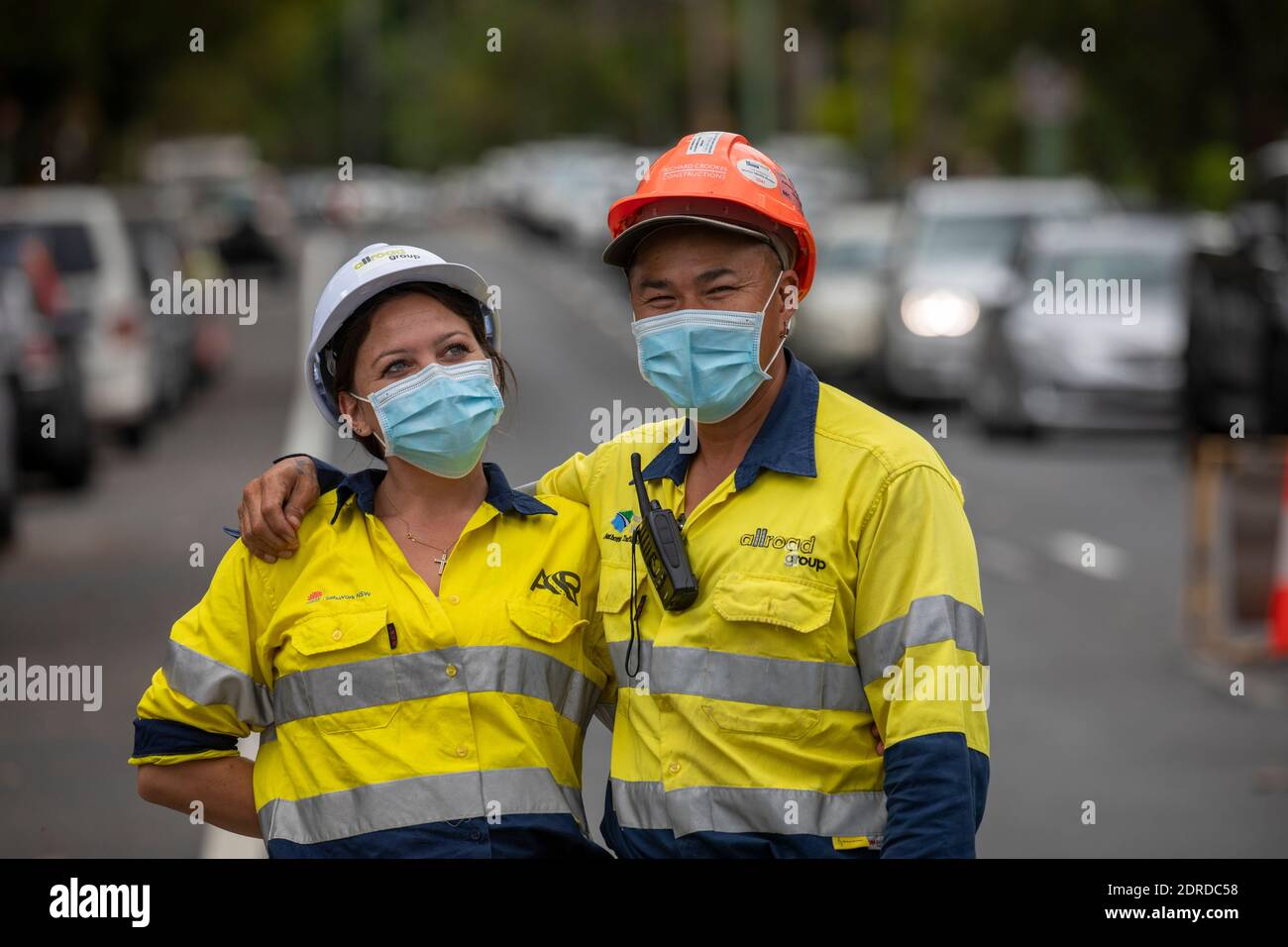 Avalon Beach Sydney covid focolaio, due lavoratori posa per le fotografie fanno parte del team di gestione del traffico presso la clinica covid, Sydney, Australia Foto Stock