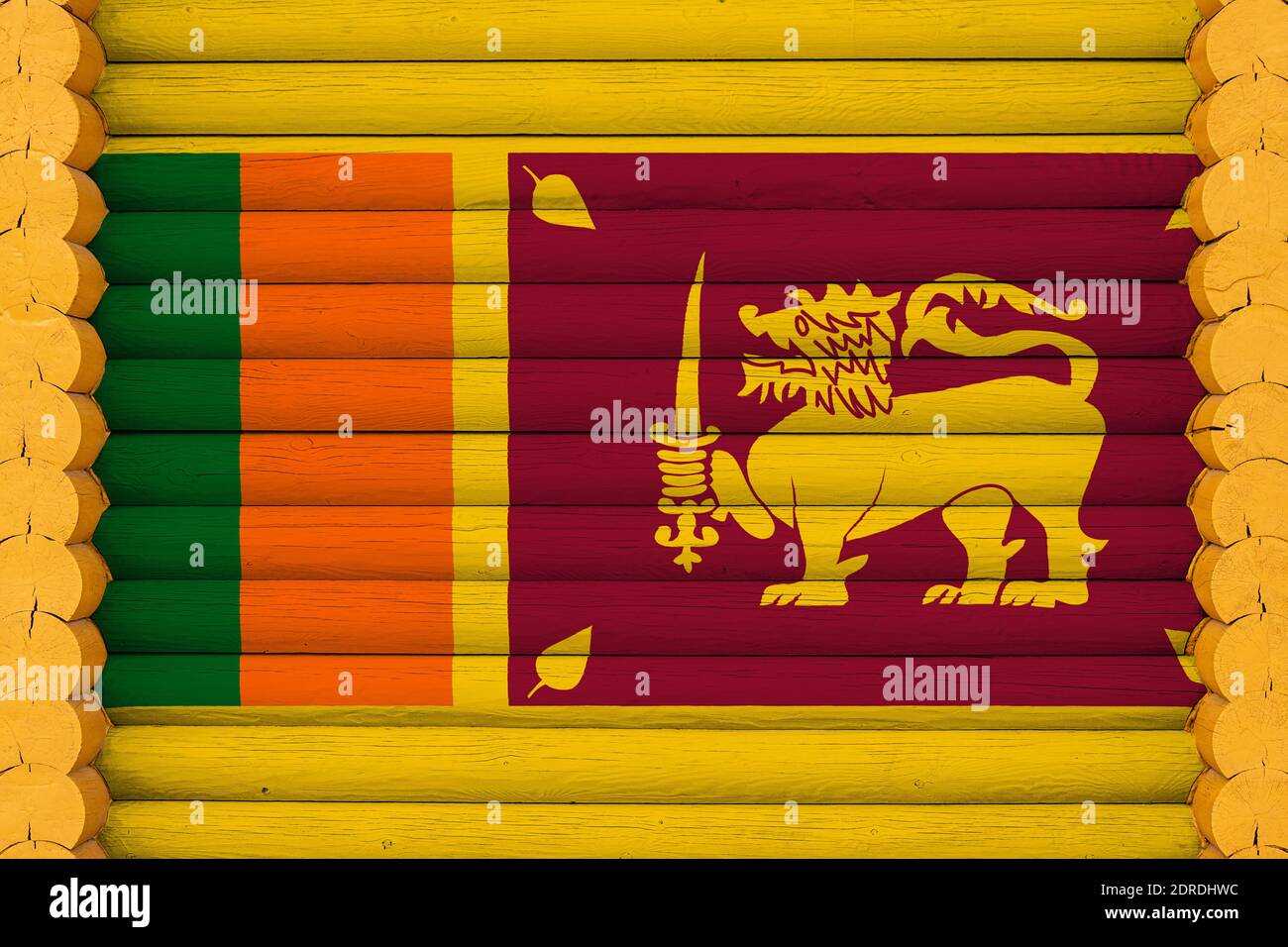 Bandiera nazionale dello Sri Lanka su un muro di legno sullo sfondo. Il concetto di orgoglio nazionale e un simbolo del paese. Bandiere dipinte su una casa Foto Stock
