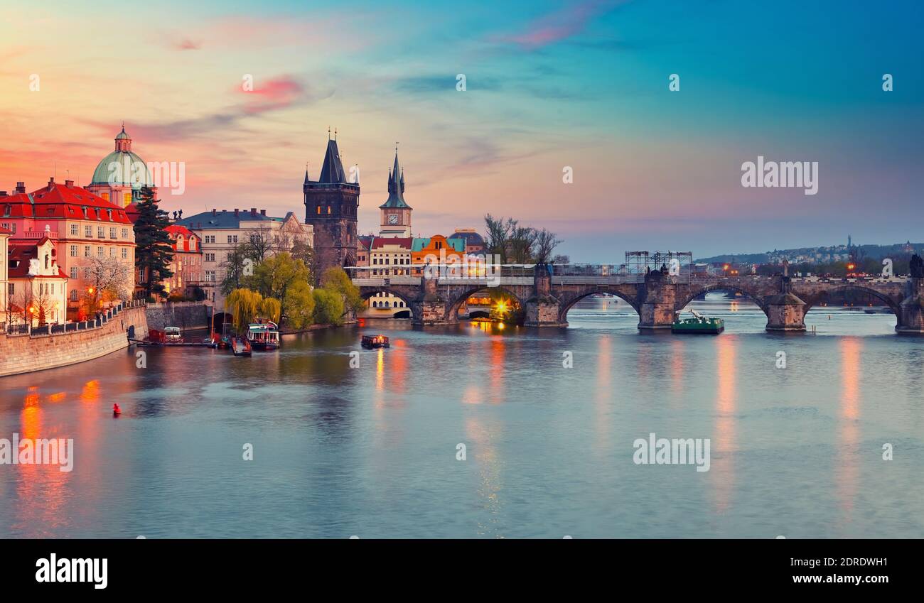 Vista sul fiume Moldava e sul ponte Carlo a Praga tramonto Foto Stock