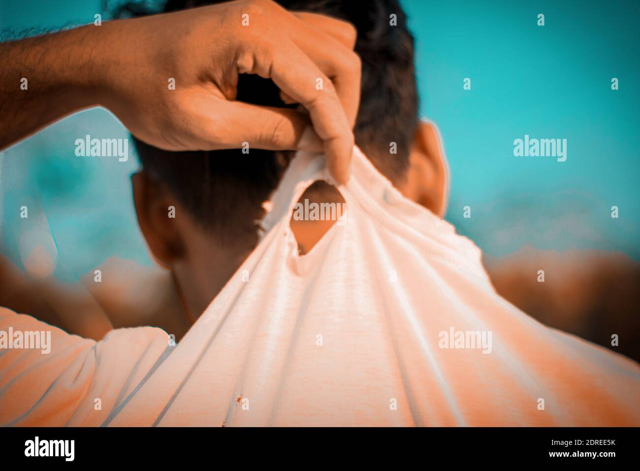 Vista posteriore dell'uomo che indossa una camicia strappata Foto stock -  Alamy