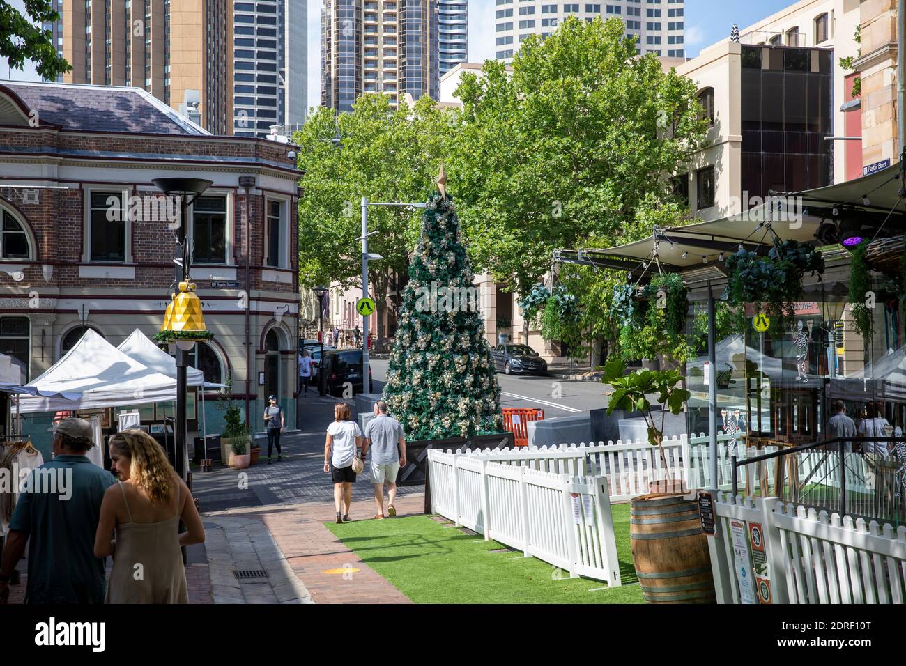 The Rocks nel centro di Sydney, mercatini di Natale tradizionali con bancarelle, decorazioni natalizie e albero di Natale, Sydney, Australia Foto Stock