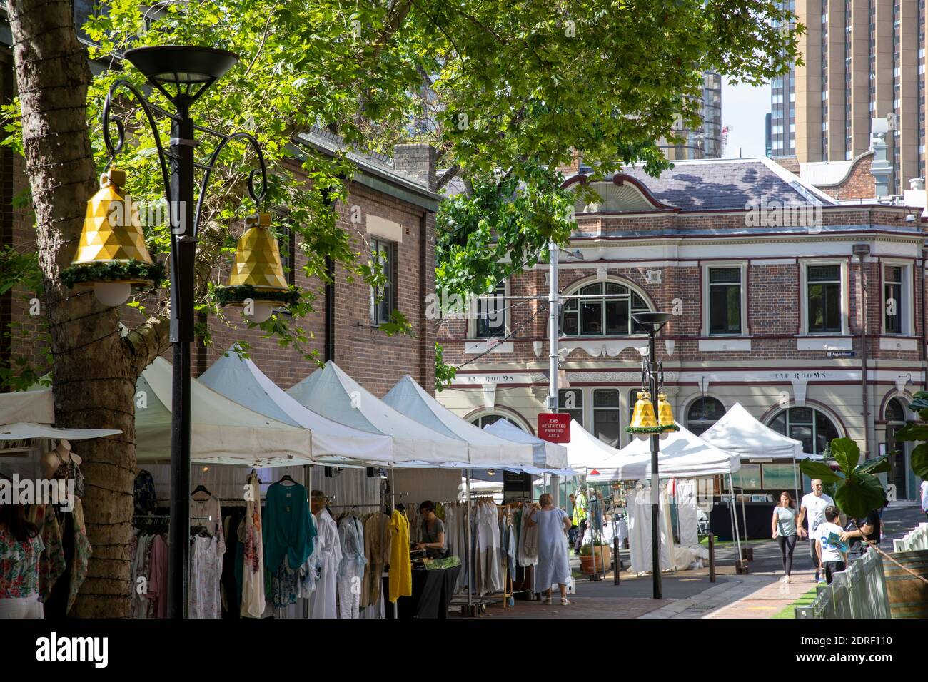 The Rocks nel centro di Sydney, mercatini di Natale tradizionali con bancarelle, decorazioni natalizie e albero di Natale, Sydney, Australia Foto Stock