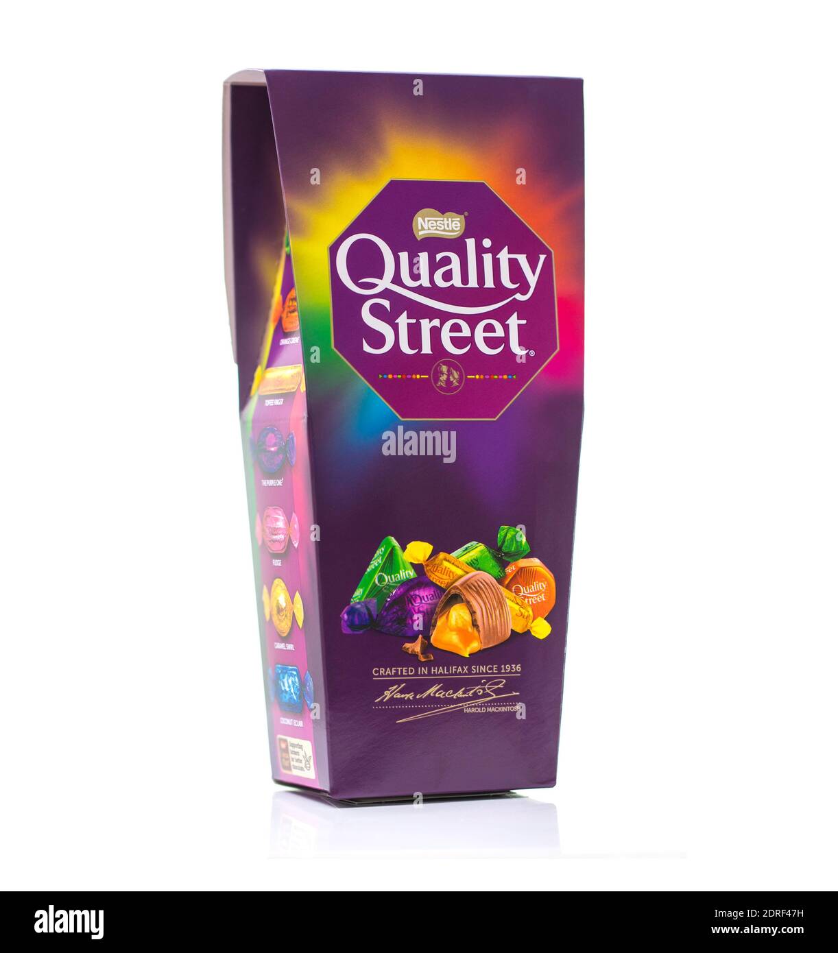SWINDON, Regno Unito - 21 DICEMBRE 2020: Cioccolatini di strada di qualità isolati su sfondo bianco. Una selezione popolare dei dolci individuali, solitamente conteneva i Foto Stock