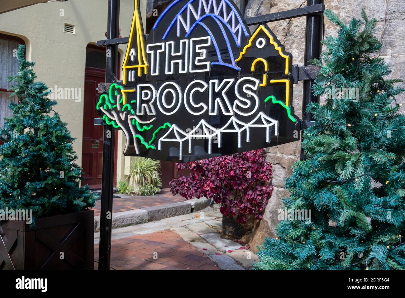 The Rocks nel centro di Sydney, mercatini di Natale tradizionali con bancarelle, decorazioni natalizie e albero di Natale, Sydney, Australia Foto Stock