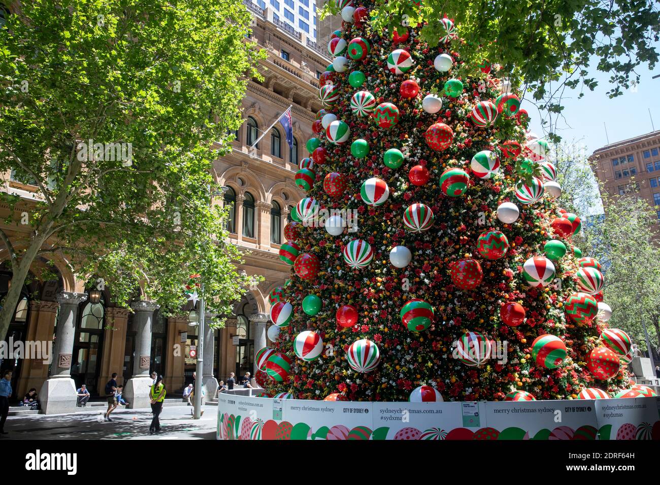 Albero pubblico di Natale della città di Sydney con decorazioni a Martin Place, Sydney, Australia Foto Stock