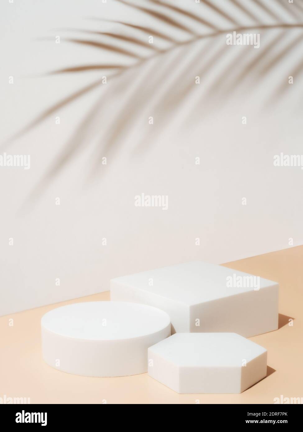 Set di forme geometriche diverse come basi vuote su sfondo pastello. Mockup per cosmetica, confezionamento, presentazione del prodotto con foglia tropicale ombra.Natural bellezza podio in luce dura. Verticale Foto Stock