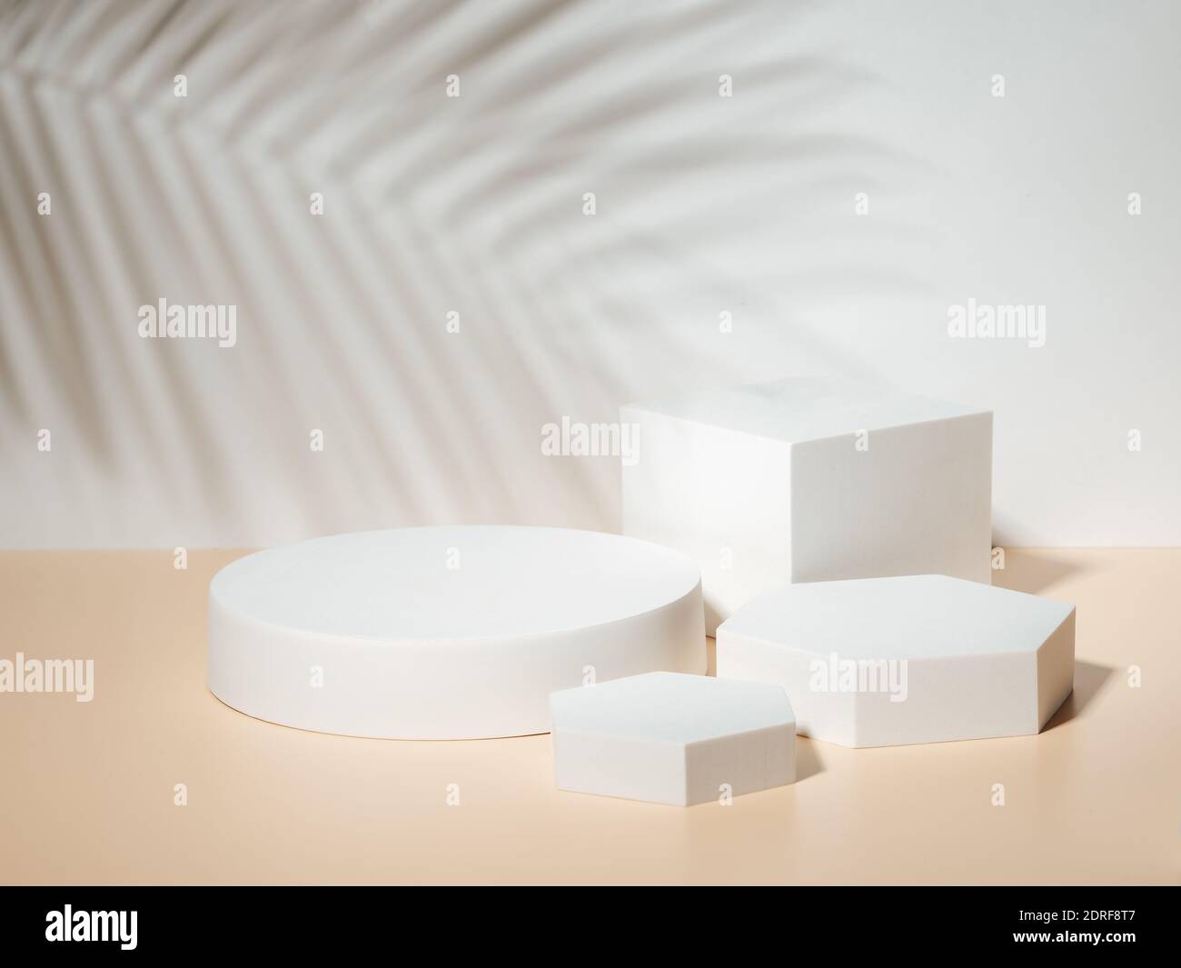 Set di forme geometriche diverse come basi vuote su sfondo pastello. Mockup per cosmetica, confezionamento, presentazione del prodotto con foglia tropicale ombra.Natural bellezza podio in luce dura. Scatto reale Foto Stock