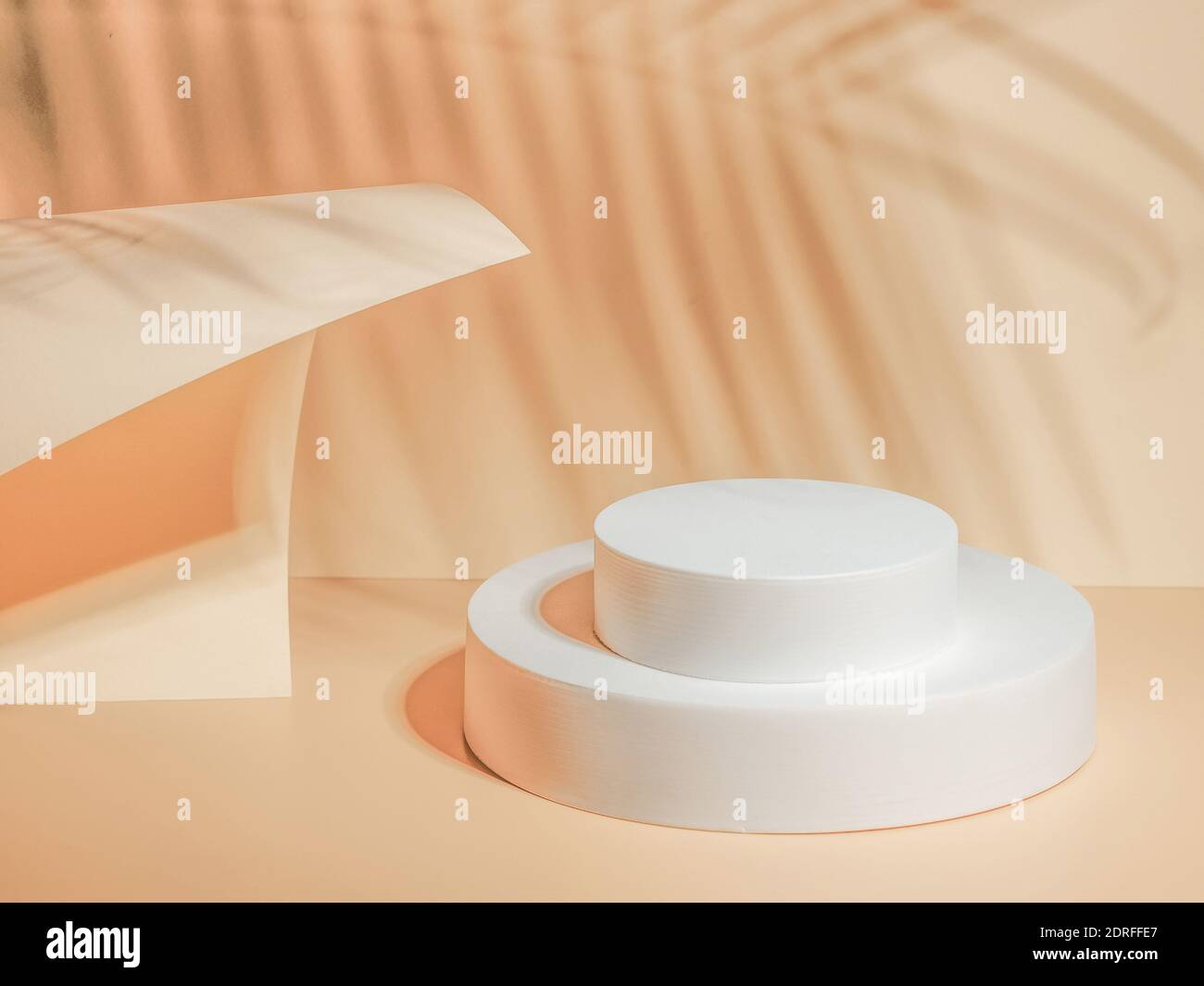Piedistallo circolare su sfondo color crema beige pastello. Mockup per cosmetici, presentazione di confezionamento, cibo o bevande con l'ombra delle foglie tropicali. Podio naturale di bellezza in piena luce del sole. Foto davvero realistiche Foto Stock