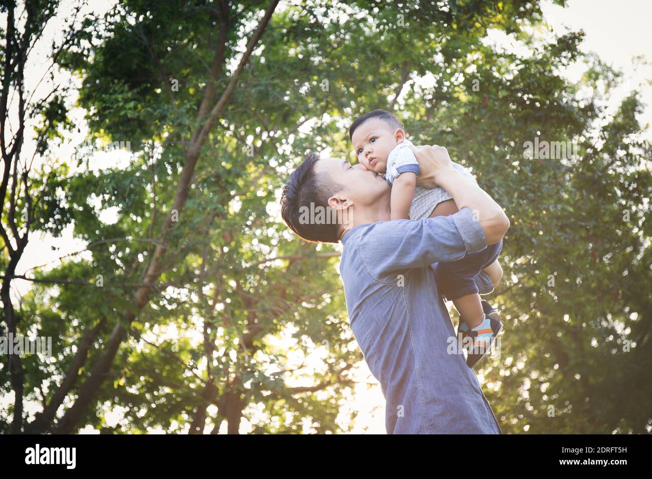 Padre e Figlio contro gli alberi Foto Stock