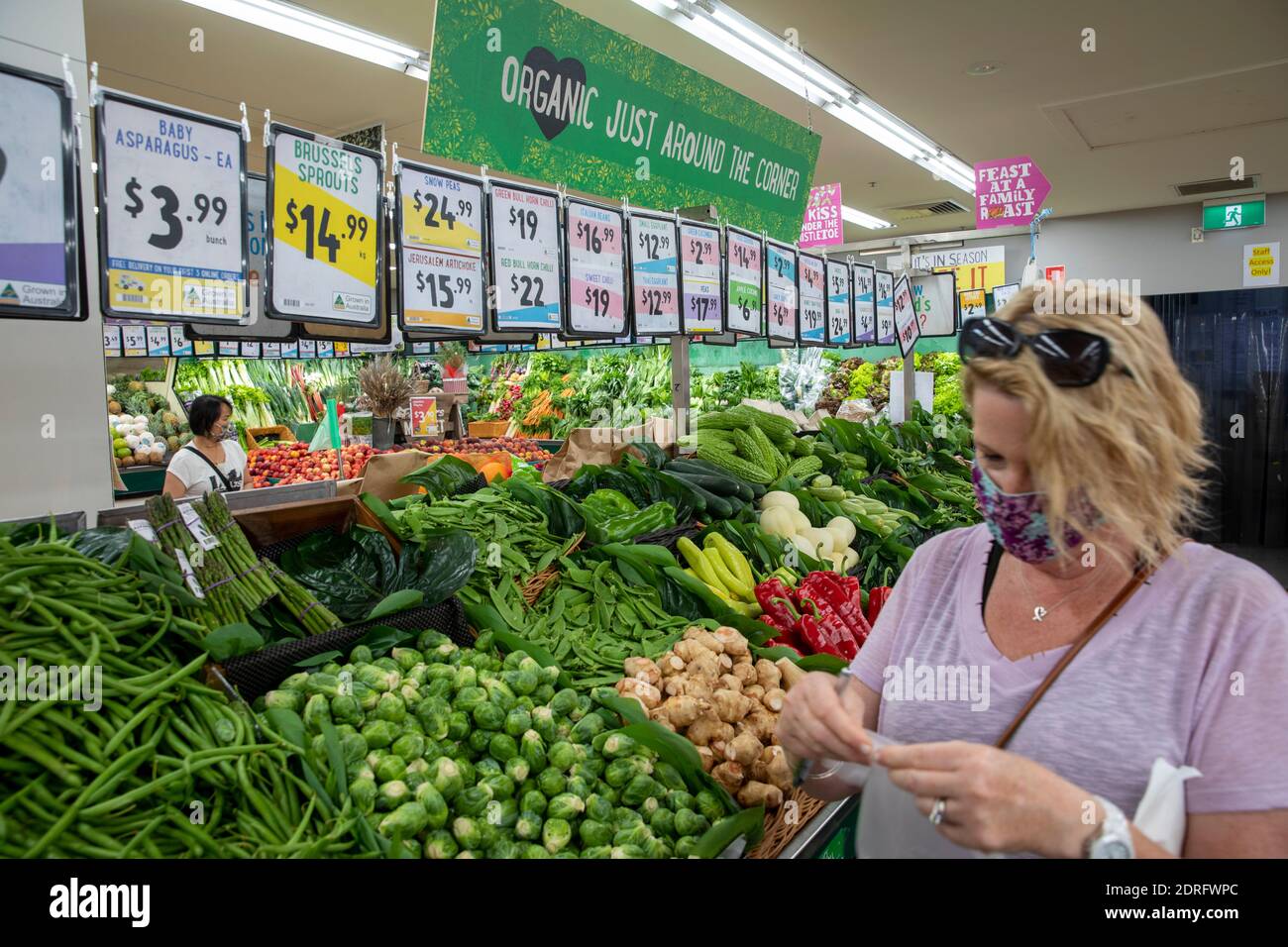 COVID 19 donna modello rilasciato indossando maschera in Supermercato a Sydney come protezione contro il coronavirus Sydney, NSW, Australia Foto Stock