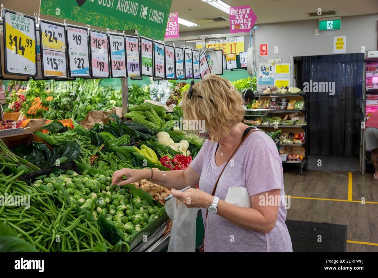 COVID 19 donna modello rilasciato indossando maschera in Supermercato a Sydney come protezione contro il coronavirus Sydney, NSW, Australia Foto Stock