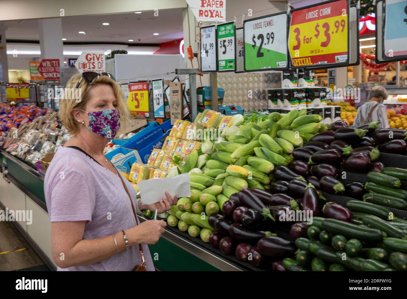 COVID 19 donna modello rilasciato indossando maschera in Supermercato a Sydney come protezione contro il coronavirus Sydney, NSW, Australia Foto Stock