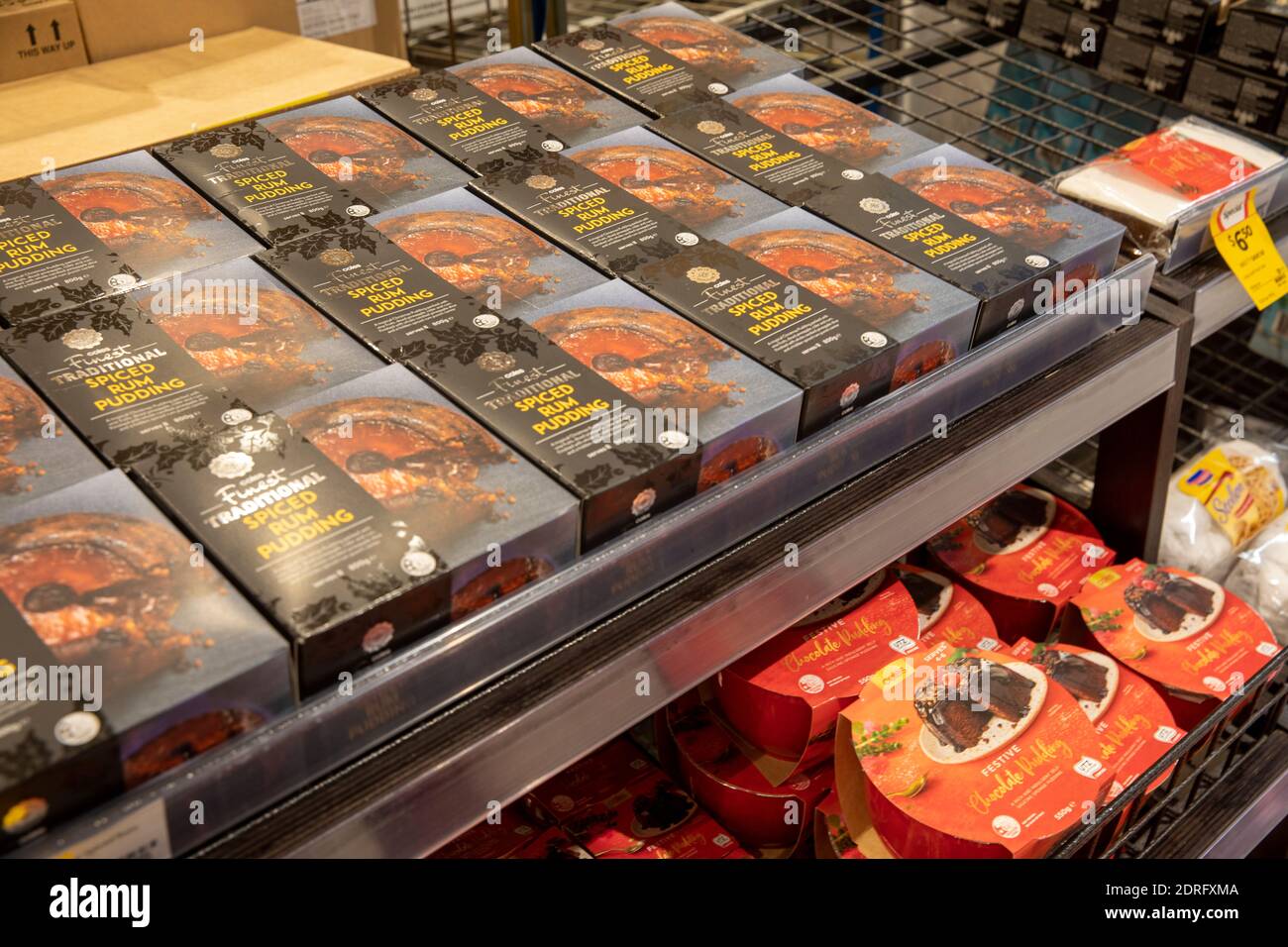 Budini di Natale in vendita in un supermercato a Sydney, Coles supermercato Marchio proprio, Australia Foto Stock