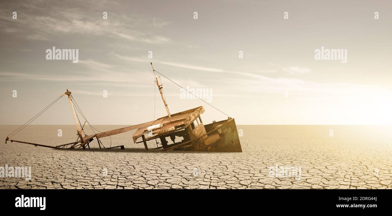 Rusty nave in un oceano essiccato. Concetto di riscaldamento globale e i cambiamenti climatici Foto Stock