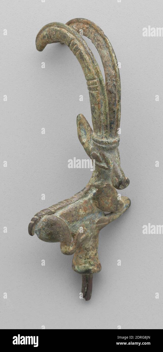 Stambecco, VIII secolo a.C. E., bronzo, 2 15/16 × 1 5/16 × 1 poll. (7.5 × 3.3 × 2.5 cm), Iraniano/Persiano, probabilmente Luristan, Età del ferro, scultura Foto Stock