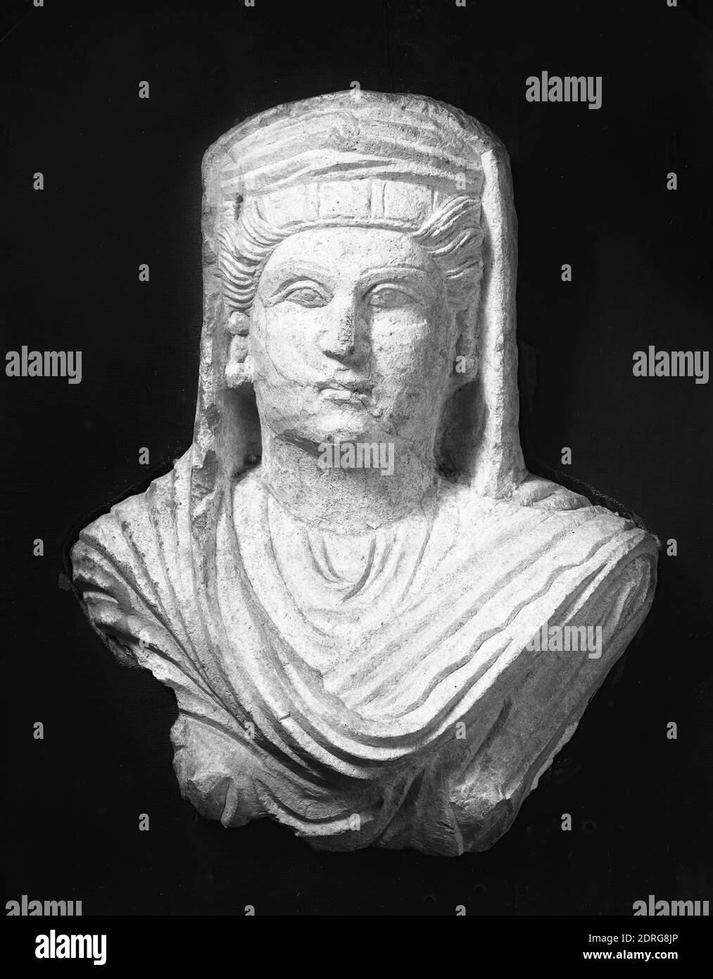 Calcare testa di una donna, II secolo d.C., calcare, 15 3/8 poll. (39.1 cm), Palmyra, II secolo d.C., scultura Foto Stock