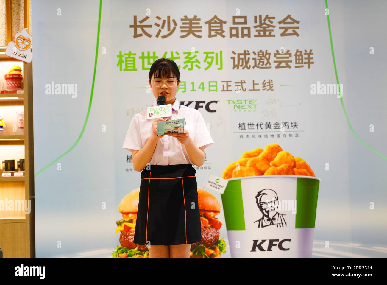 Il ristorante New World KFC nel quartiere degli affari di Wuyi lancia due nuovi prodotti utilizzando proteine a base vegetale come principale Materia prima in Furong dist Foto Stock