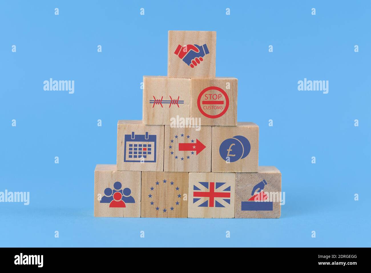 Concetto di negoziazione Brexit con cubi di legno che mostrano icone correlate L'Inghilterra lascia l'Unione europea Foto Stock