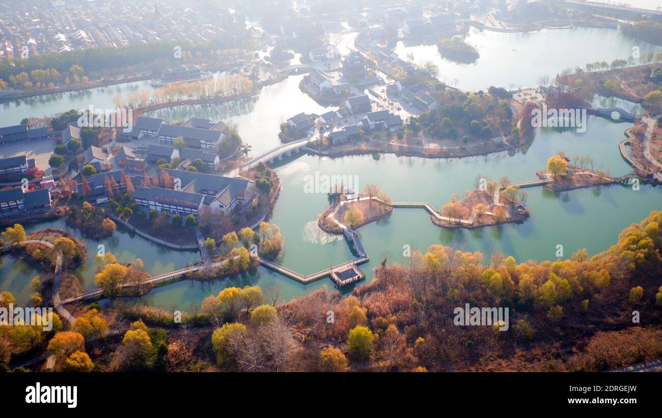Una vista aerea del paesaggio invernale del Lago di Hongze nel distretto di Hongze, la città di Huai'an, la provincia di Jiangsu della Cina orientale, il 16 dicembre 2020. Foto Stock