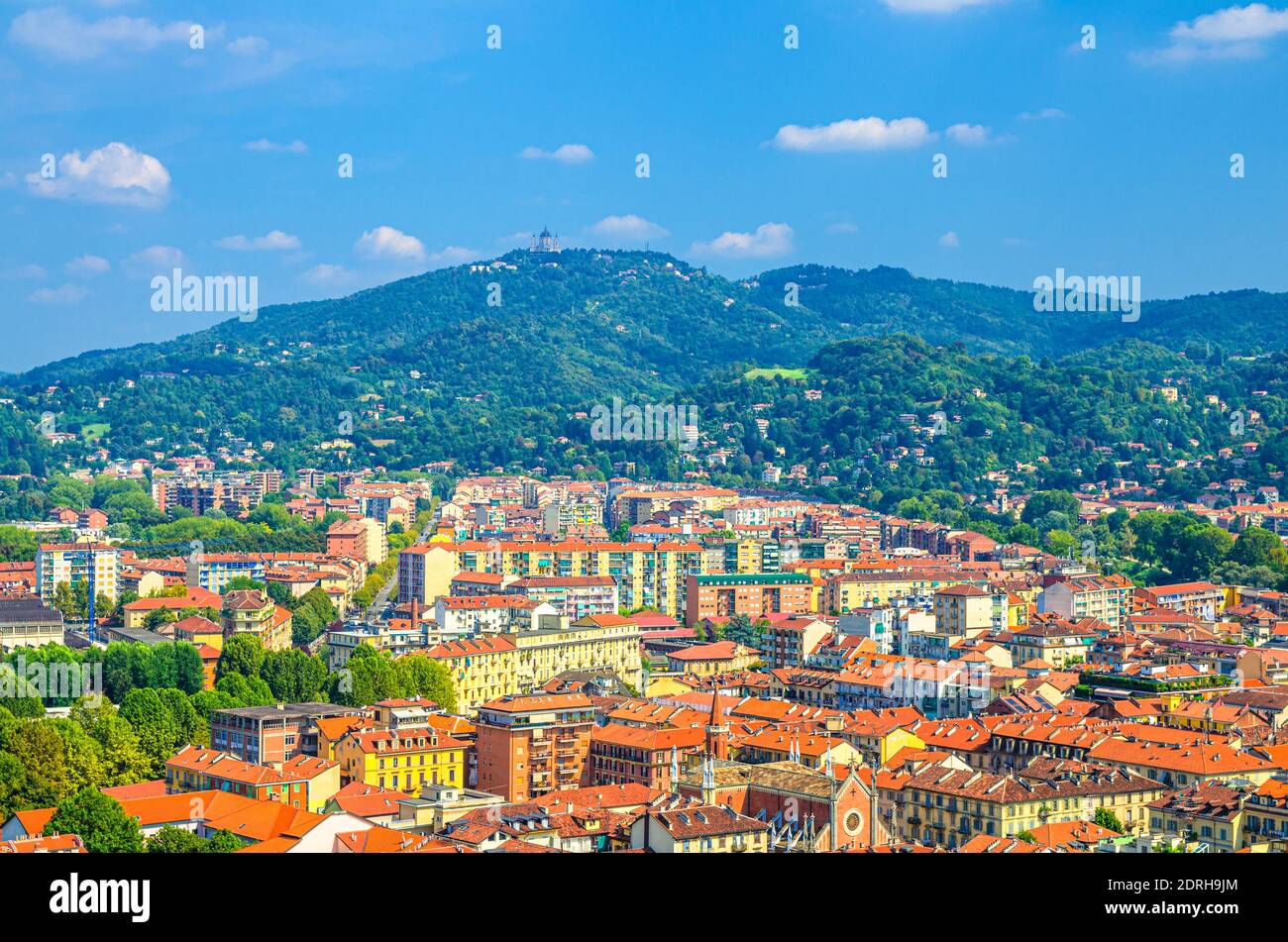 Veduta aerea quartiere di Torino Borgo po e Basilica di Superga Chiesa cattolica in collina da Santa Maria del Monte dei Cappuccini piattaforma, blu s. Foto Stock