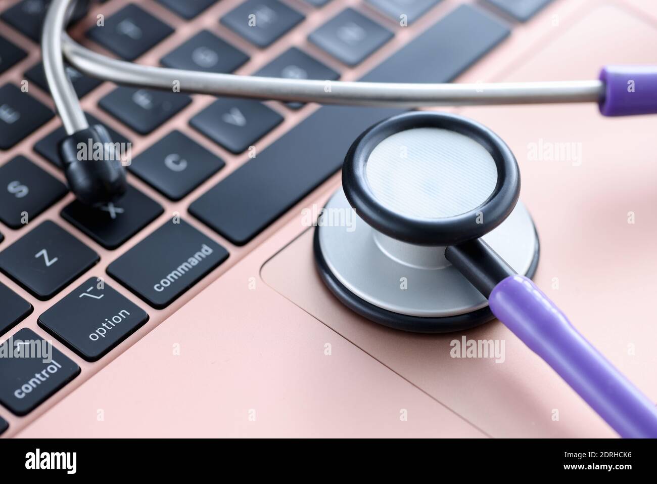 Stetoscopio sulla tastiera del laptop. Corsi di formazione medica continua Foto Stock