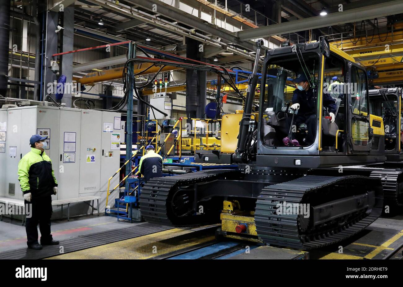 (201221) -- SHANGHAI, 21 dicembre 2020 (Xinhua) -- gli operai provano il componente di trasmissione di un veicolo su una linea di produzione di escavatore alla Volvo Construction Equipment (China) Co., Ltd. Nella Shanghai della Cina orientale, 17 dicembre 2020. Volvo Construction Equipment (Volvo CE), un produttore internazionale di attrezzature da costruzione, è entrato nel mercato cinese nel 2002, stabilendo la sua sede a Shanghai. Con l’epidemia di COVID-19 che rallenta lo slancio economico globale nel 2020, le imprese multinazionali vedono promettenti opportunità in Cina mentre il paese continua ad approfondire la propria apertura Foto Stock