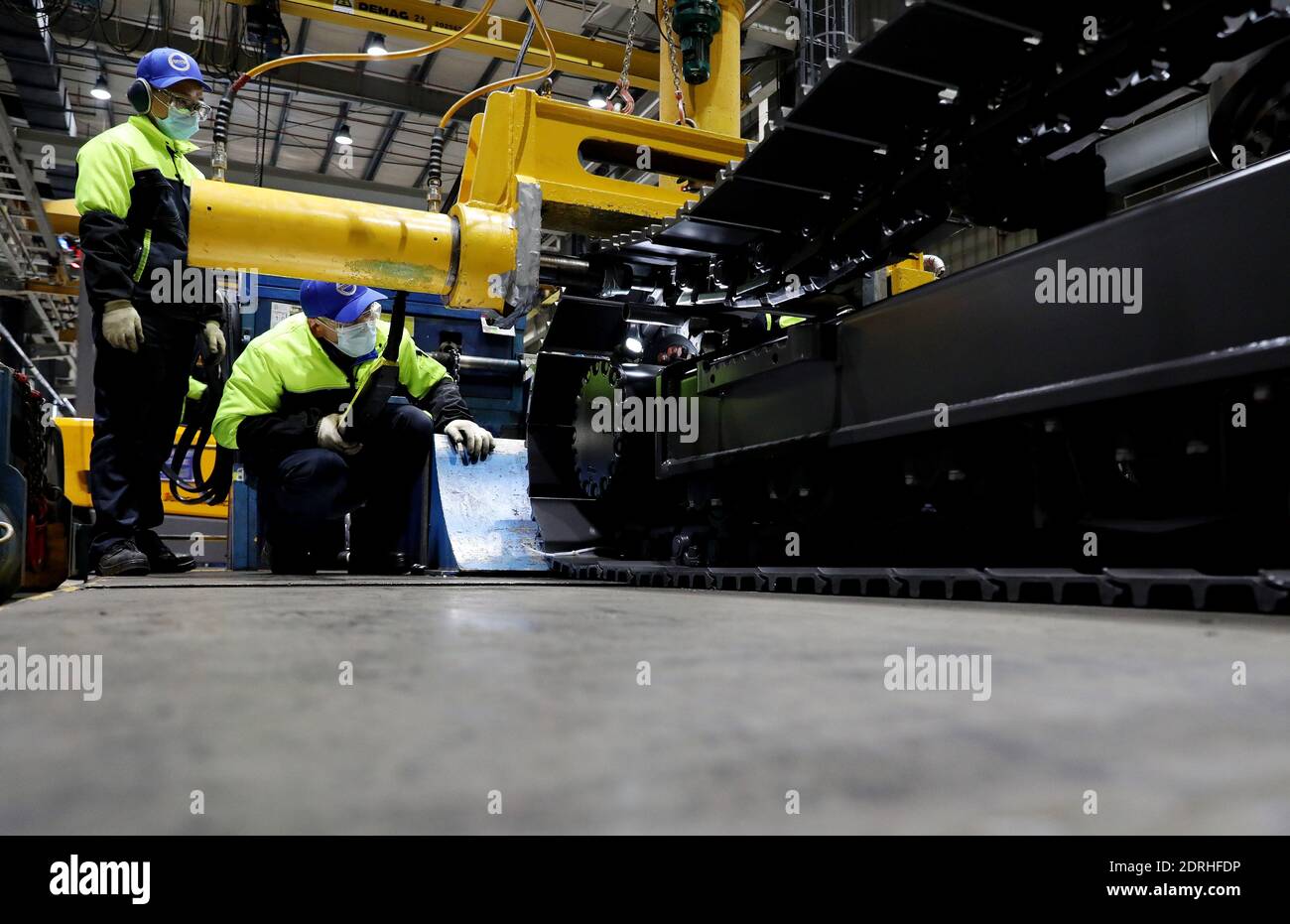 (201221) -- SHANGHAI, 21 dicembre 2020 (Xinhua) -- lavoratori installano nastri cingolati in una linea di produzione di escavatori alla Volvo Construction Equipment (China) Co., Ltd. Nella Shanghai della Cina orientale, 17 dicembre 2020. Volvo Construction Equipment (Volvo CE), un produttore internazionale di attrezzature da costruzione, è entrato nel mercato cinese nel 2002, stabilendo la sua sede a Shanghai. Con l’epidemia di COVID-19 che rallenta lo slancio economico globale nel 2020, le imprese multinazionali vedono promettenti opportunità in Cina mentre il paese continua ad approfondire la propria apertura. Nel 2020 Volvo CE Foto Stock