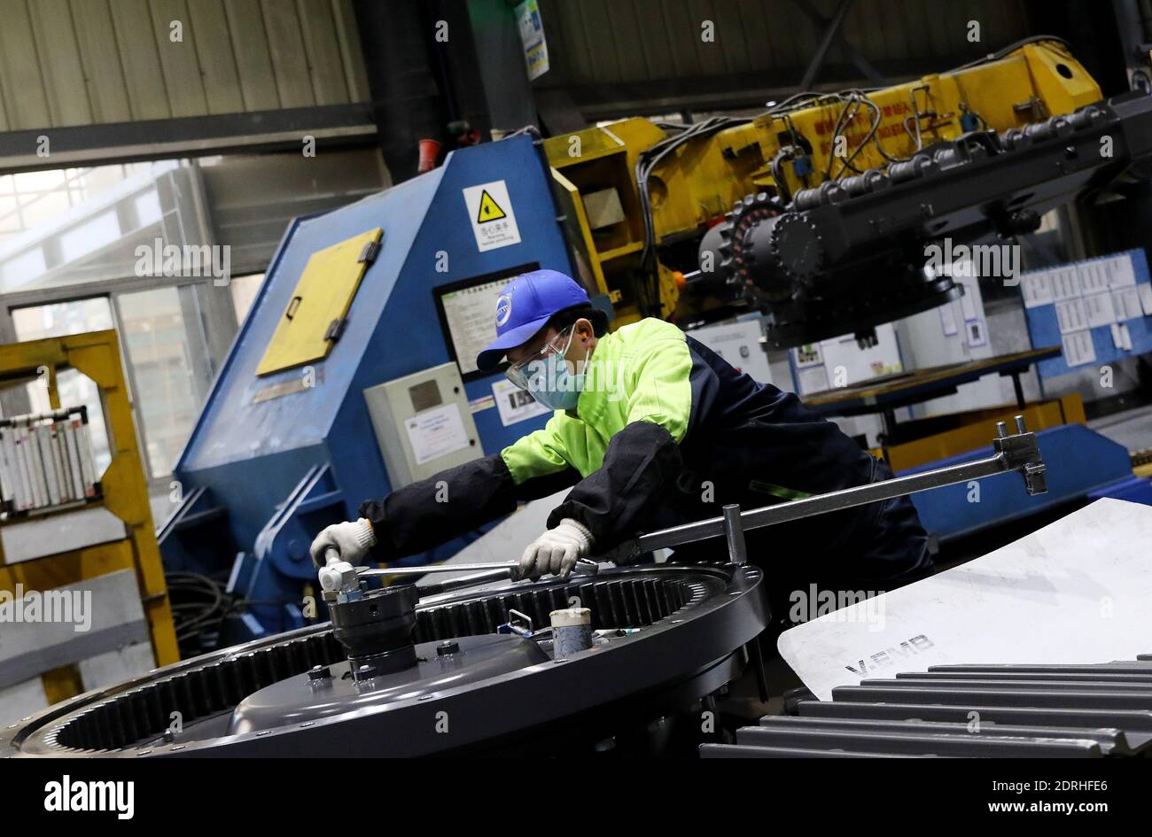 (201221) -- SHANGHAI, 21 dicembre 2020 (Xinhua) -- UN lavoratore installa gli alberi di trasmissione ad una linea di produzione di escavatore alla Volvo Construction Equipment (China) Co., Ltd. Nella Shanghai della Cina orientale, 17 dicembre 2020. Volvo Construction Equipment (Volvo CE), un produttore internazionale di attrezzature da costruzione, è entrato nel mercato cinese nel 2002, stabilendo la sua sede a Shanghai. Con l’epidemia di COVID-19 che rallenta lo slancio economico globale nel 2020, le imprese multinazionali vedono promettenti opportunità in Cina mentre il paese continua ad approfondire la propria apertura. In 2020 V. Foto Stock