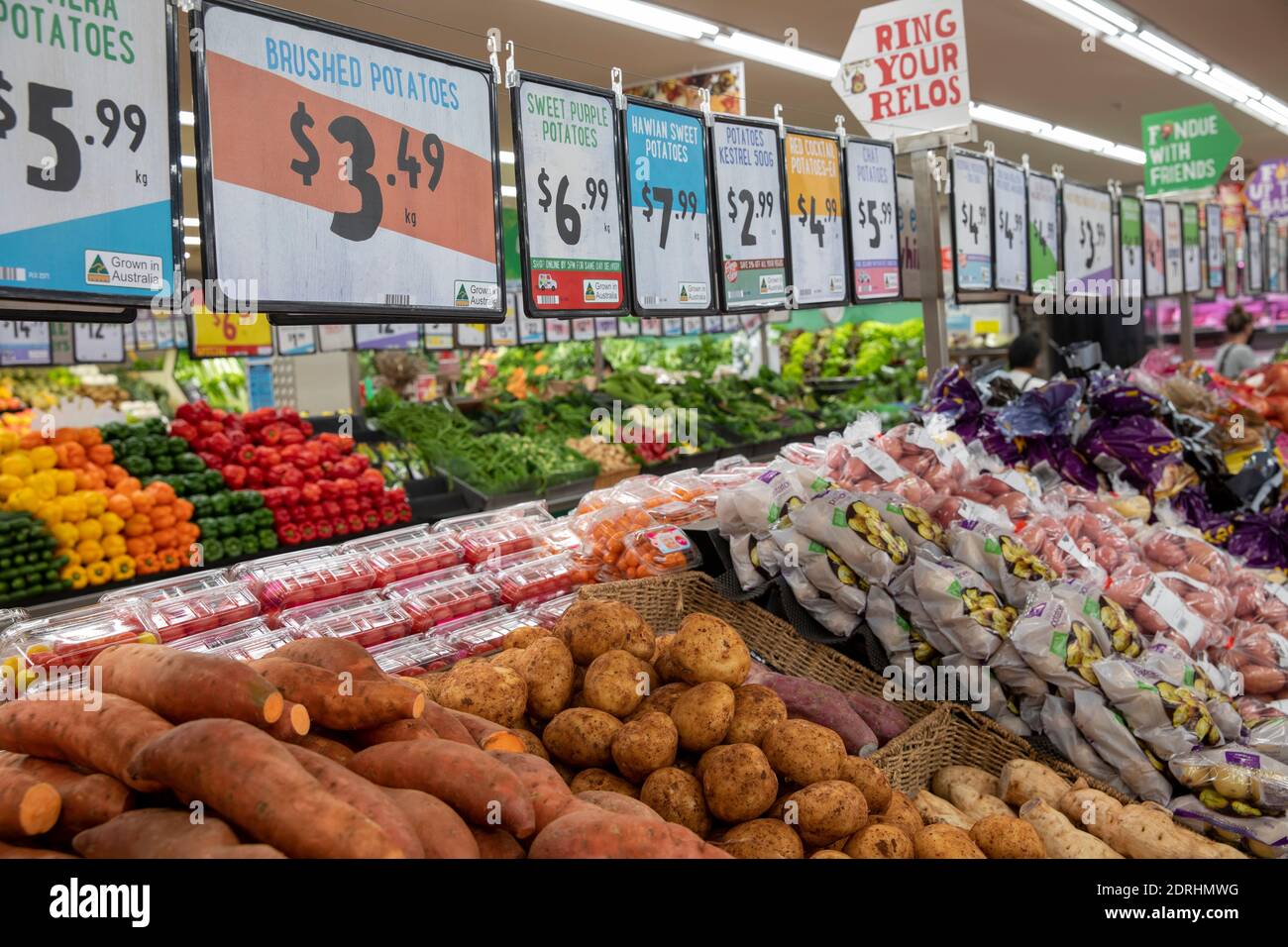 Patate spazzolate e dolci in vendita in un supermercato di Sydney, disponibili a prezzo sciolto per kg, Sydney, Australia Foto Stock