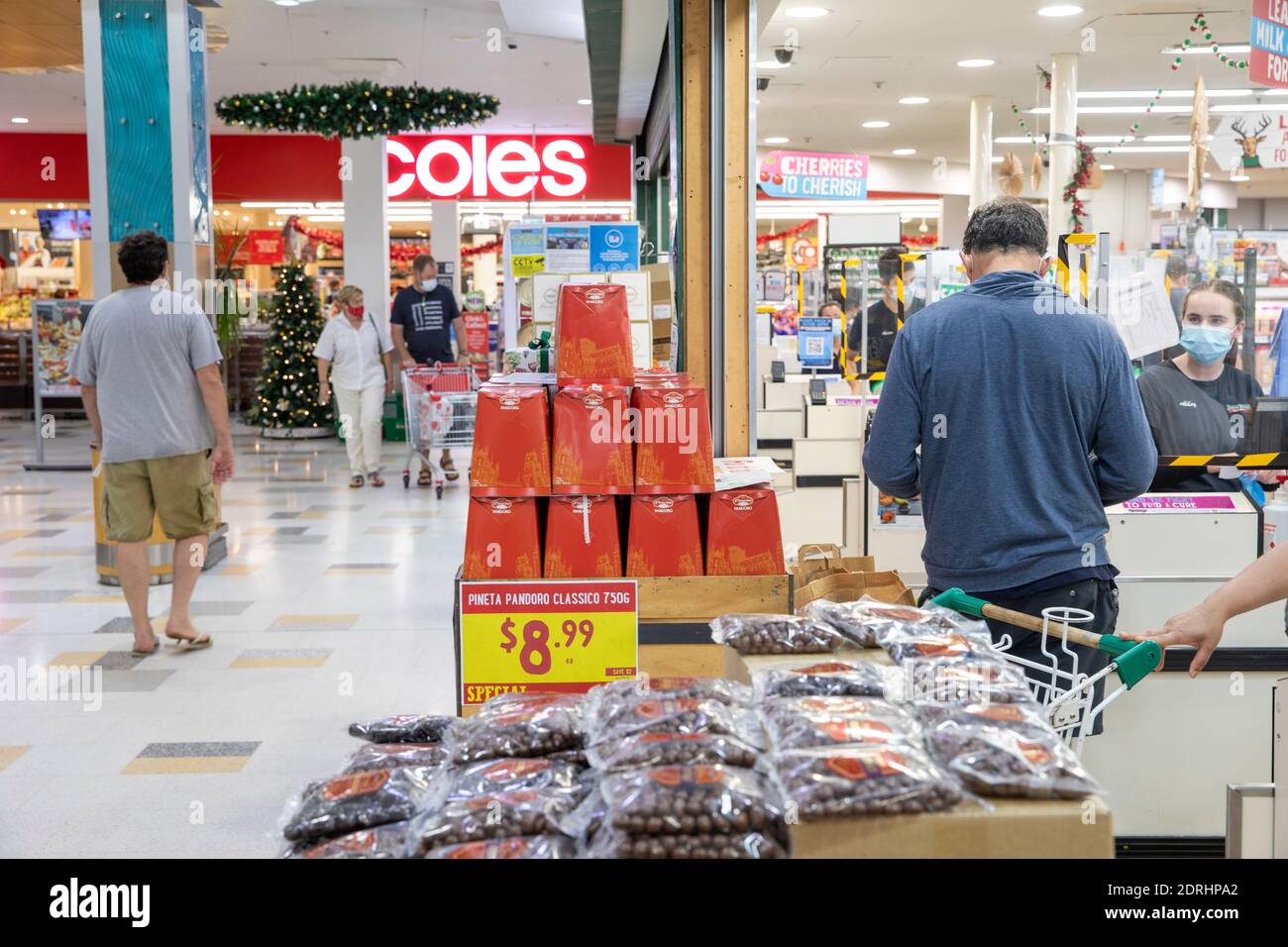 Coles supermercato e acquirenti al check-out, signora con facemark durante la pandemia di virus, Sydney, NSW, Australia Foto Stock