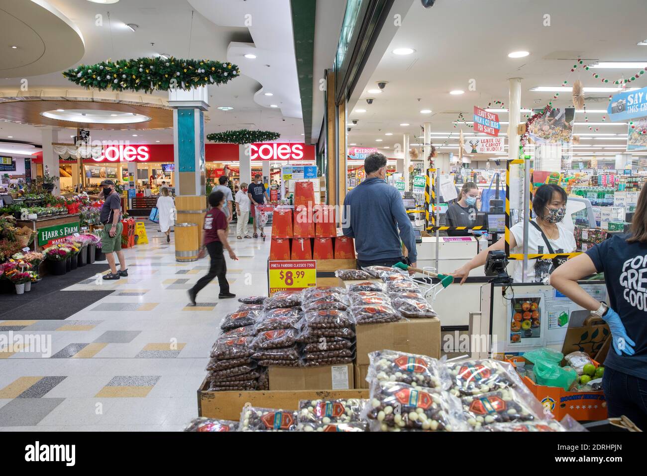 Sydney supermercato e clienti che indossano maschere durante Sydney nord Spiagge covid 19 focolaio, Australia Foto Stock
