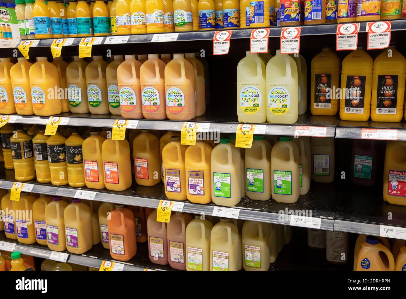 Bevande fresche di succo fresco fresche in vendita in un supermercato australiano A Sydney con bevande di marca nudie Foto Stock